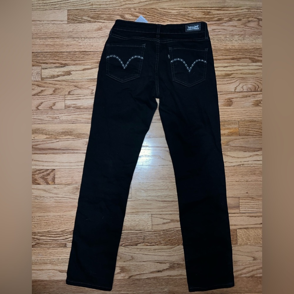 black mid rise levi jeans